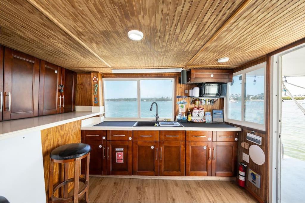 Beautiful Houseboat In Key West Hotel ภายนอก รูปภาพ